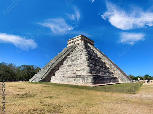 El Castillo pyramid in the ancient mayan ruins of Chichen Itza  Yucatan peninsula  Mexico