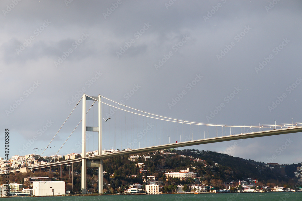 Obraz premium The Bosphorus Bridge, thus connecting Europe and Asia (alongside Fatih Sultan Mehmet Bridge and Yavuz Sultan Selim Bridge). The bridge extends between Ortaköy (in Europe) and Beylerbeyi (in Asia).