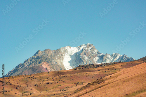 Cerro con nieve en Mendoza.