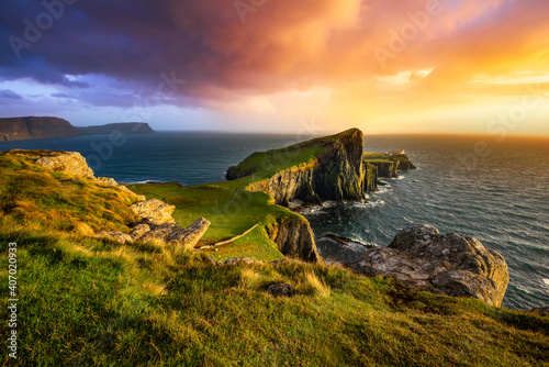 Foto Colourful sunset at Neist Point lighthouse in Scotland