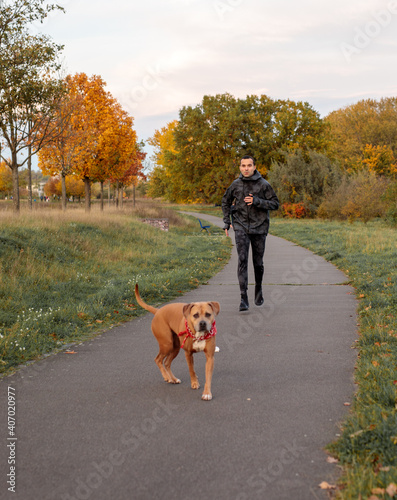 Ein Athletischer Läufer im Park photo