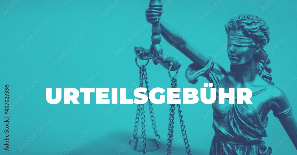 Obraz premium Urteilsgebühr. Close-up einer Justitia Statue. Duotone blau mit weißem Text. Symbol für Gerechtigkeit und Anwalt.