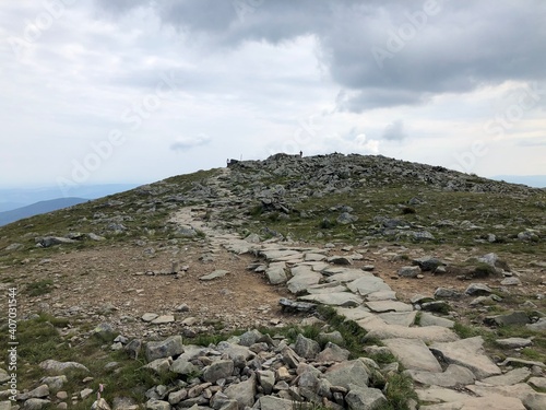 Zdjęcia prezentujące widoki górskie.