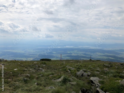 Zdjęcia prezentujące widoki górskie.