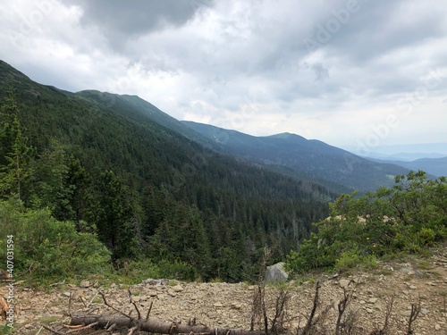 Zdjęcia prezentujące widoki górskie.