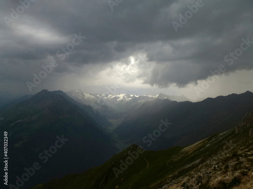 Fototapeta Naklejka Na Ścianę i Meble -  Stubai high-altitude hiking trail, lap 1 in Tyrol, Austria