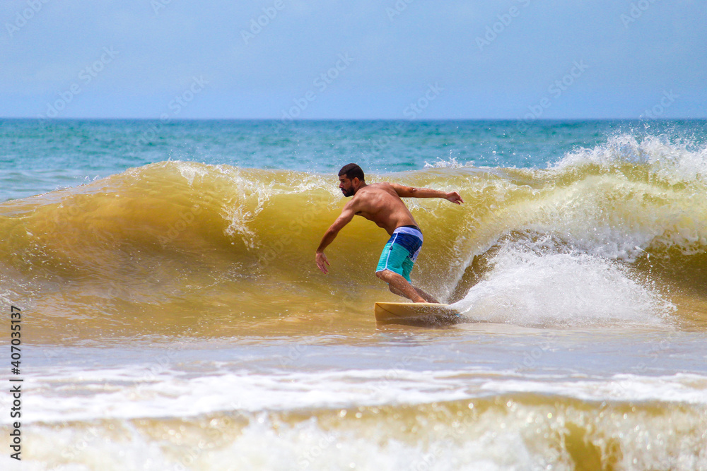 SURFISTA EM UMA PRAIA DE GUARAPARI - ES, BRASIL. SURFISTA EM UMA PRAIA DE GUARAPARI - ES, BRASIL.
