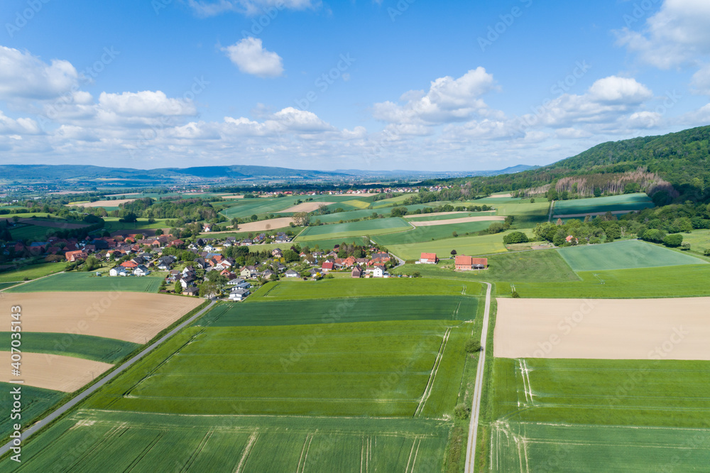 Luftaufnahme von einer ländlichen Gegend in Niedersachsen, Deutschland Luftaufnahme von einer ländlichen Gegend in Niedersachsen, Deutschland