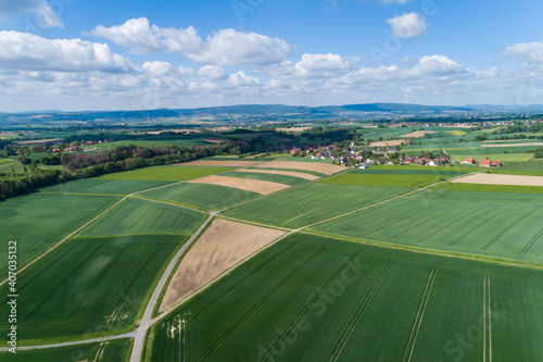 Luftaufnahme von einer l  ndlichen Gegend in Niedersachsen  Deutschland