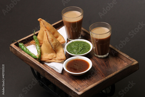 фотографія Indian snack Homemade spicy and delicious samosa served with green, tamarind chu