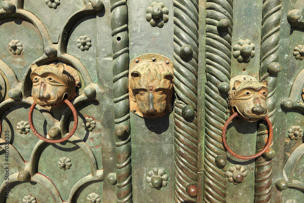 Löwenköpfe am Hauptportal der Markusbasilika, Venedig, Italien