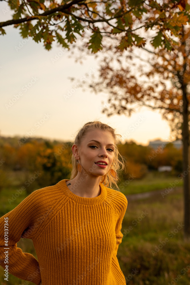 Schöne Frau im Park bei Herbst Schöne Frau im Park bei Herbst