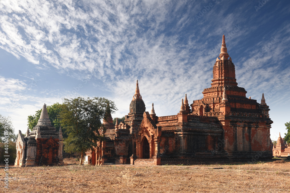 Fototapeta premium view to the ruins at the valley of Bagan with its ancient buddhist pagodas, Myanmar (Burma) 