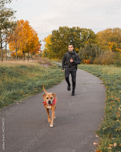 Ein Athletischer Läufer im Park photo