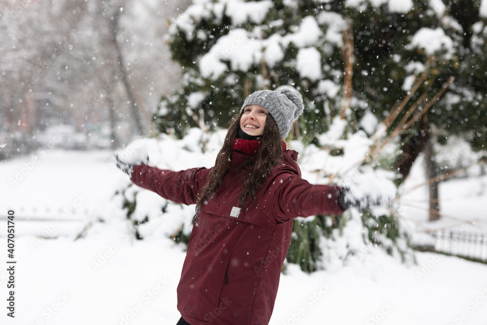 Portrait of a white young woman with everything snowy, wears a red coat and a gray hat.
It's snowing. Is throwing a snowball
Portrait of a white young woman with everything snowy, wears a red coat and a gray hat.
It's snowing. Is throwing a snowball