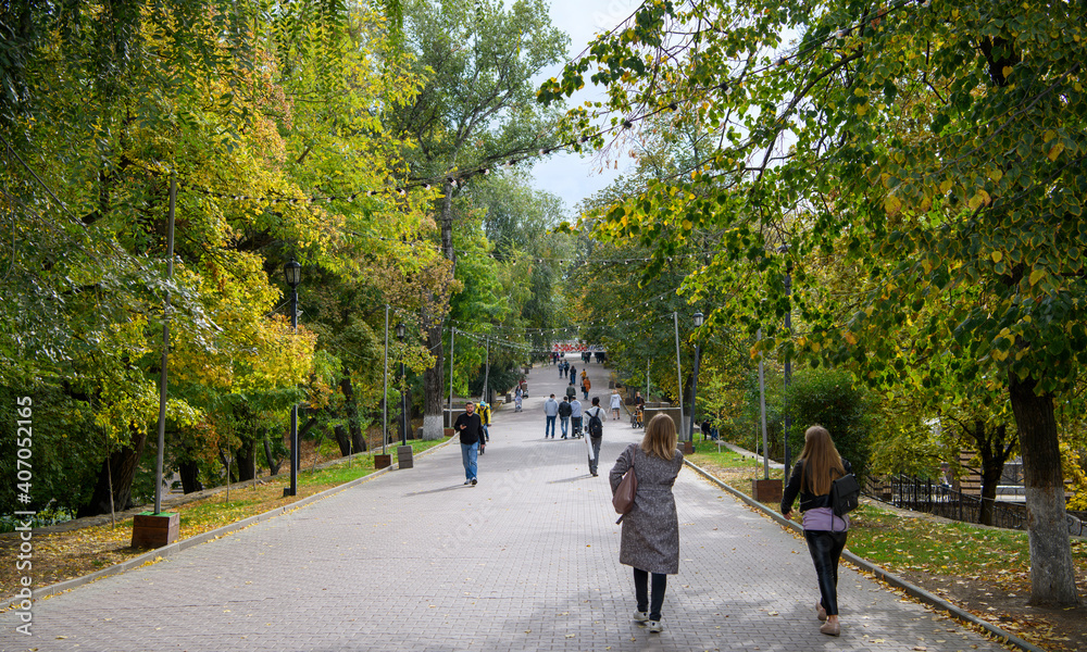   Autumn has come to the city. Citizens walk in Gorky Park