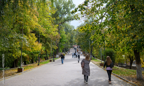  Autumn has come to the city. Citizens walk in Gorky Park