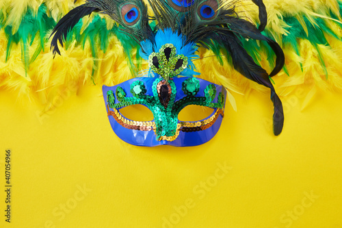 Foto Brasil Mardi gras carnival background with multicolor feathers and mask