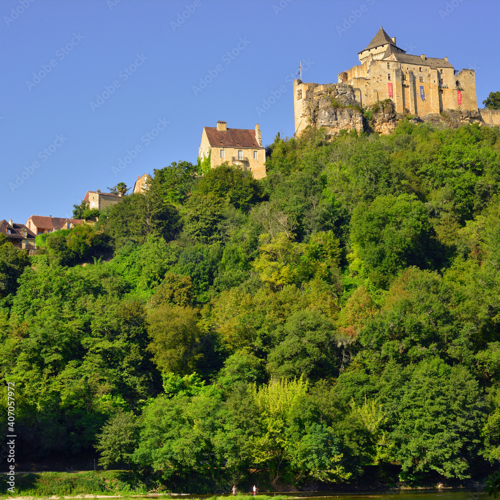 Carré Castelnaud la Chapelle (24250) et son château au sommet de sa colline, département de la Dordogne en région Nouvelle-Aquitaine, France