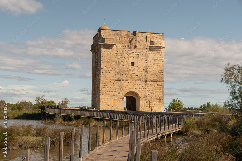 Vue de la Tour Carbonnière en Camargue à Saint-Laurent-d'Aigouze, Aigues-Mortes. Sur la route des Saintes Marie de la mer, France. Vue de la Tour Carbonnière en Camargue à Saint-Laurent-d'Aigouze, Aigues-Mortes. Sur la route des Saintes Marie de la mer, France.