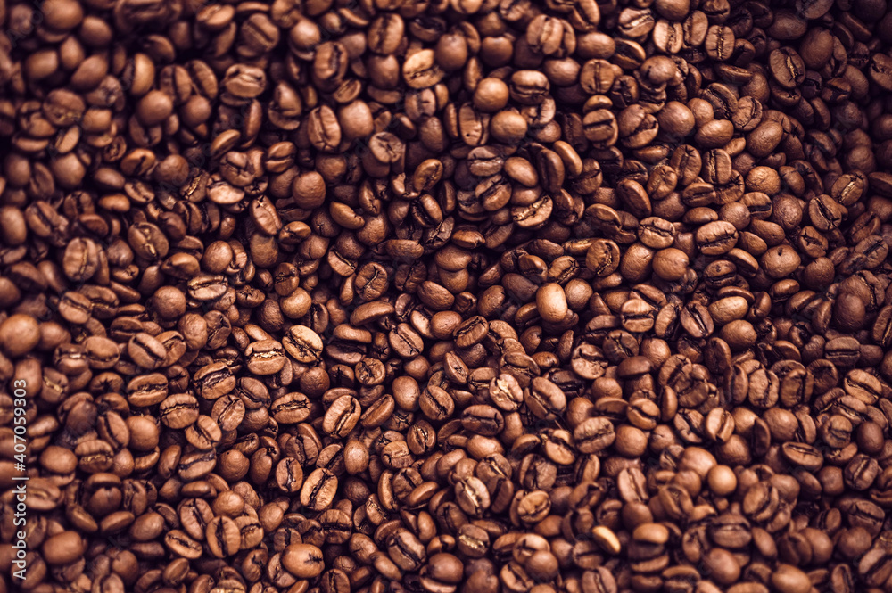Obraz premium Close-up background of brown roasted coffee beans