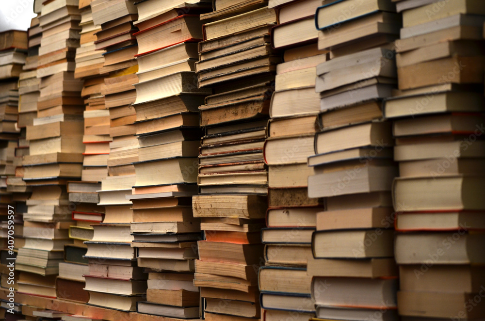 Livres empilés dans une bibliothèque antiquaire Livres empilés dans une bibliothèque antiquaire