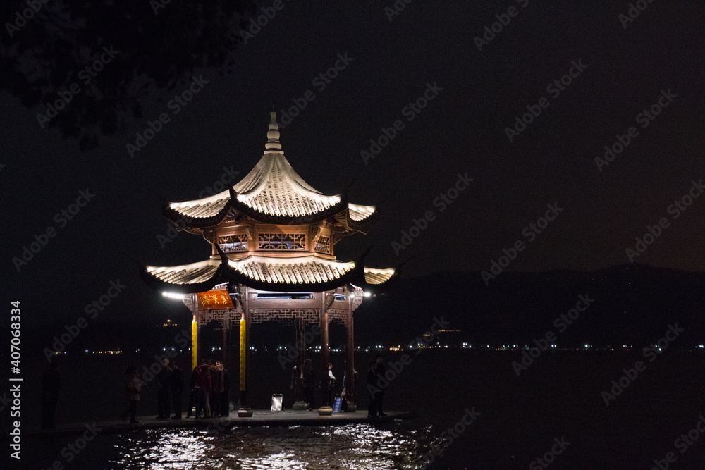 Pagoda en la noche iluminada