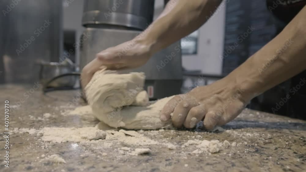 Manos de hombre amasando harina para pizza