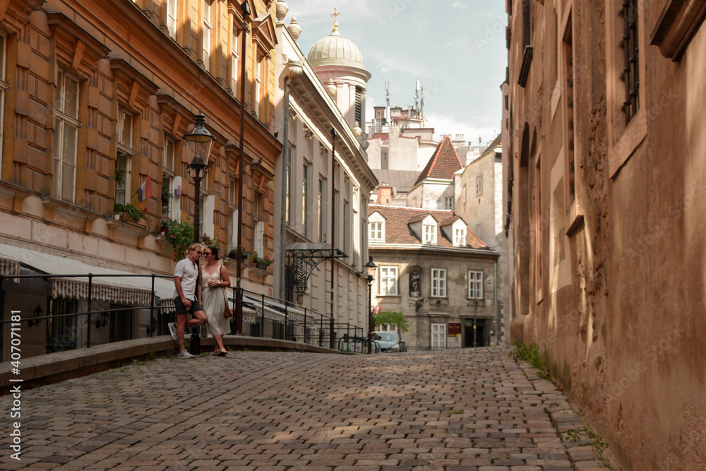 Fototapeta premium young couple in the streets of Vienna, Austria