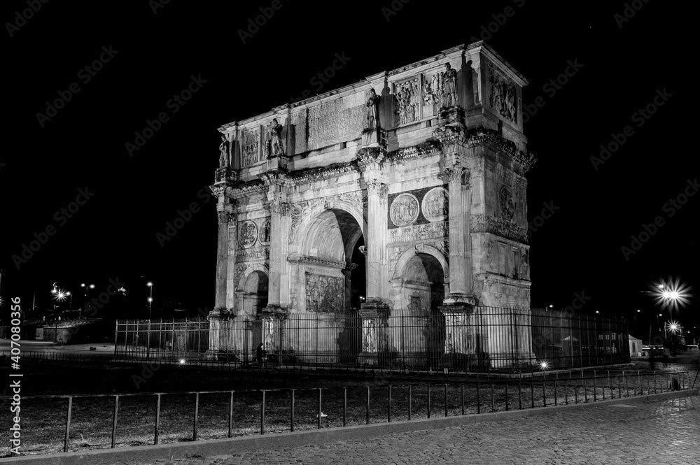 arco di trinfo e arco di traiano a Roma vicino al colosseo di notte