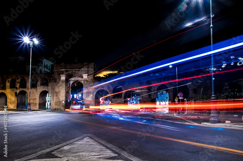 Porta san giovanni in notturna con effeti di luce prodotti dal traffico serale a Roma
