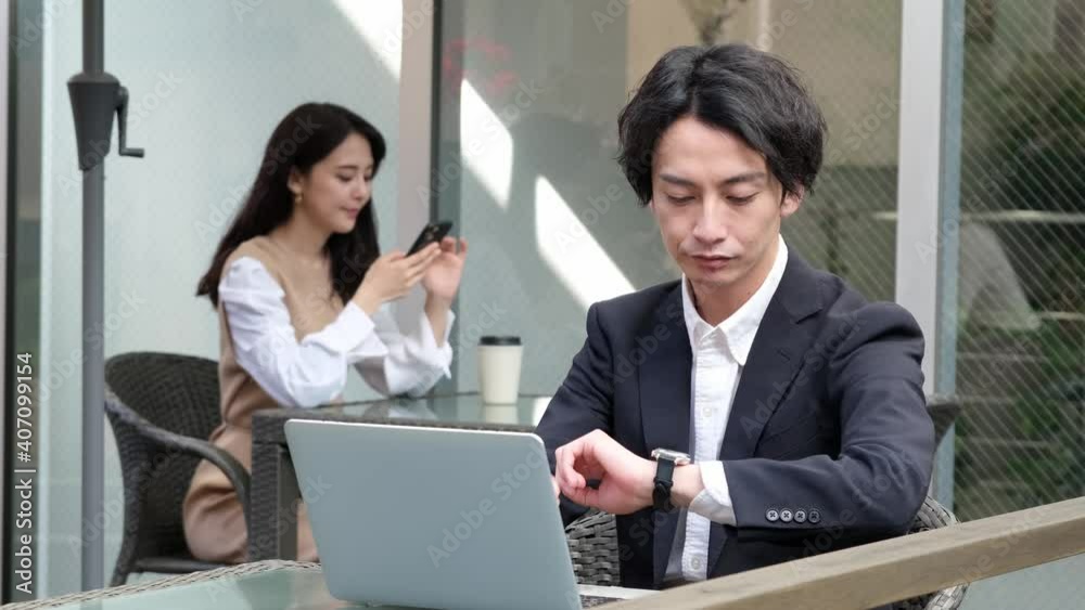 カフェでデスクワークをするビジネスマン カフェでデスクワークをするビジネスマン