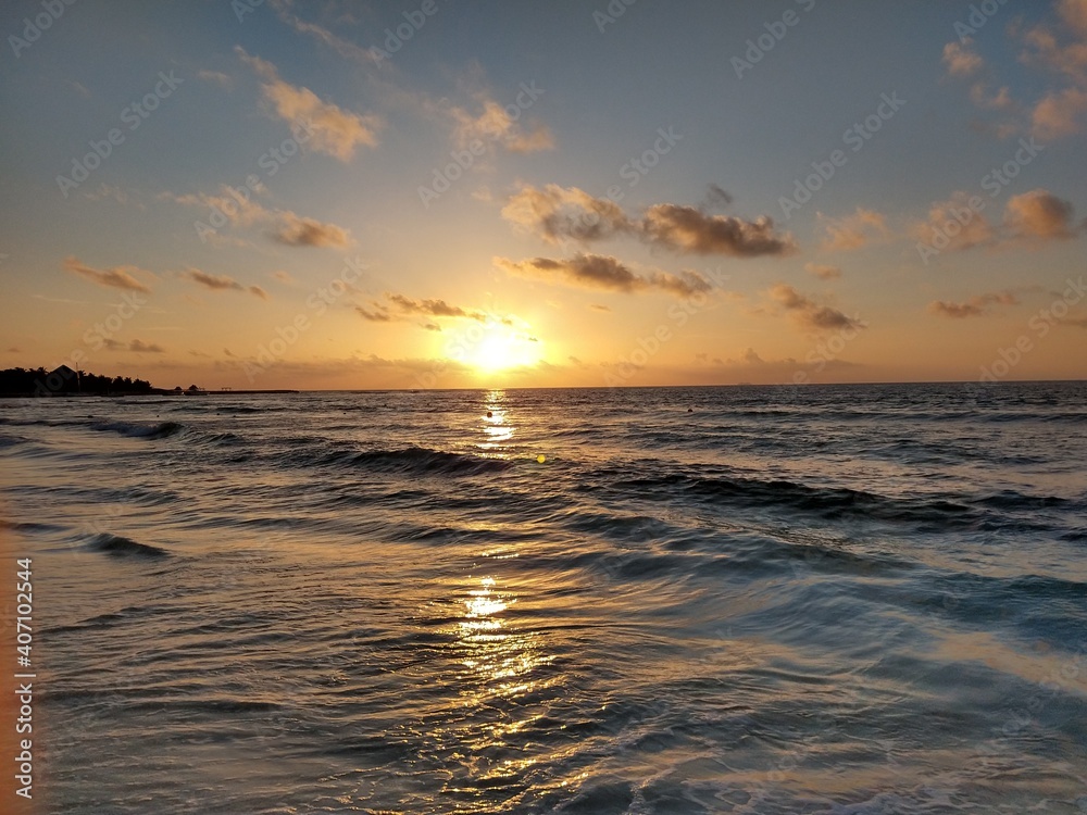 El Sol sale en la orilla del mar en este hermoso amenecer