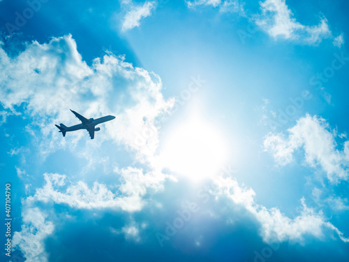 晴天の青空を飛ぶ飛行機