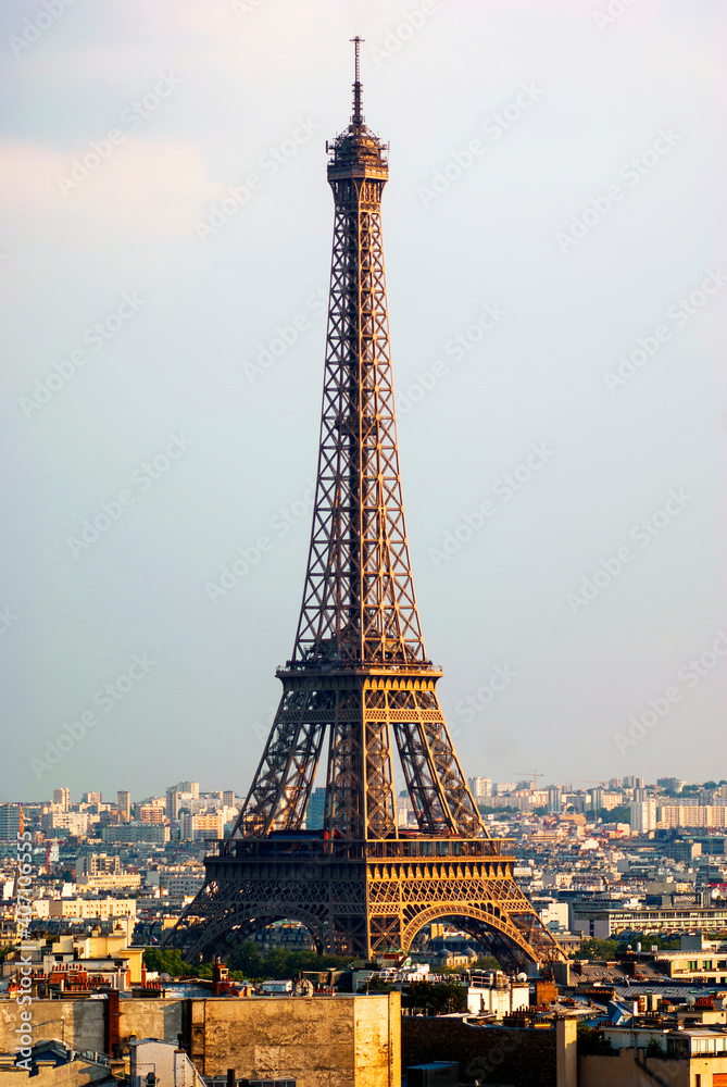 Um lindo entardecer na Torre Eiffel