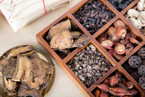 The traditional Chinese medicine Rhubarb in the scale and various herbs in the lattice medicine box