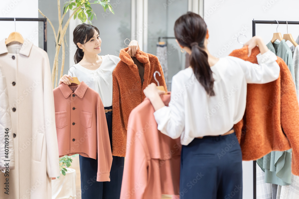 服を試着する女性 服を試着する女性