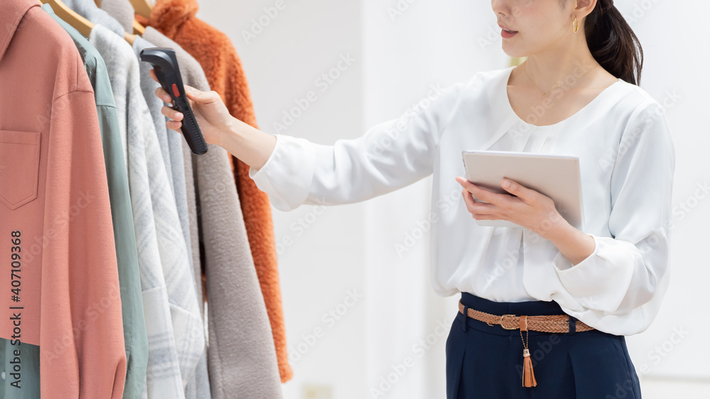 アパレルの商品管理をする女性 アパレルの商品管理をする女性
