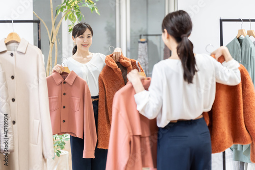 Bild auf Leinwand 服を試着する女性