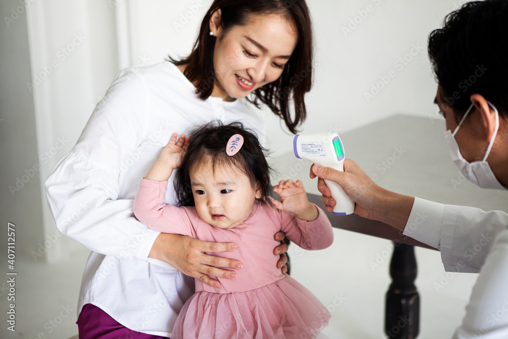 病院で体温を測る小さい女の子 病院で体温を測る小さい女の子