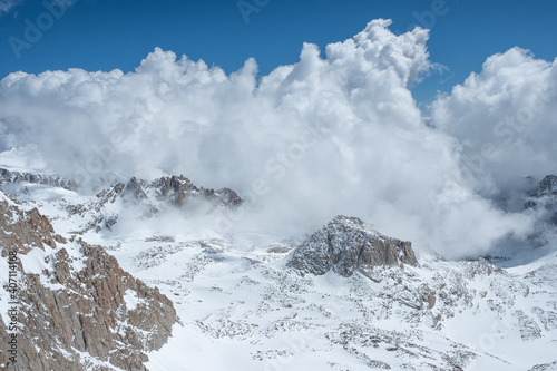 Sierra Nevada Mountain Range, looming cloud, weather, incoming storm, mountaineering, mountains with snow and cloud cover