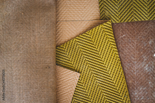 Fotografia ripping up the carpet and underlay revealing floorboard in home interior renovat