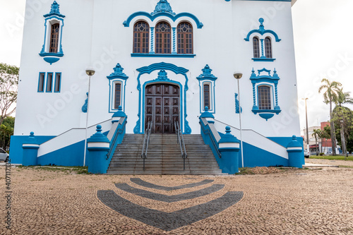 Foto Marília, São Paulo, Brasil, 30 de outubro de 2020 - vista da fachada restaurada da Catedral de São Bento, no centro de Marília, centro oeste do estado de São Paulo
