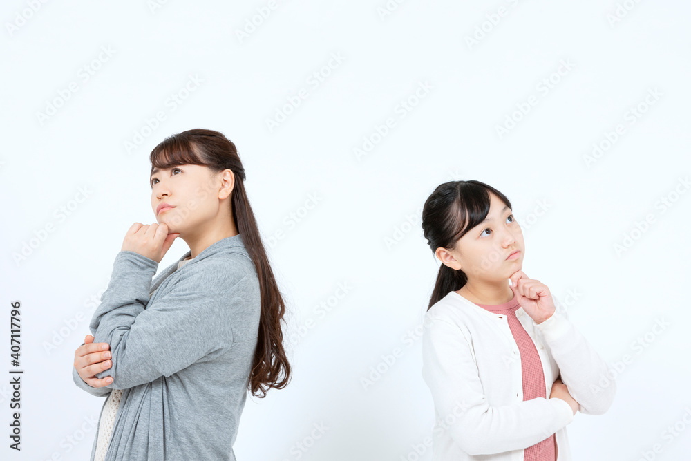 考える母娘 考える母娘