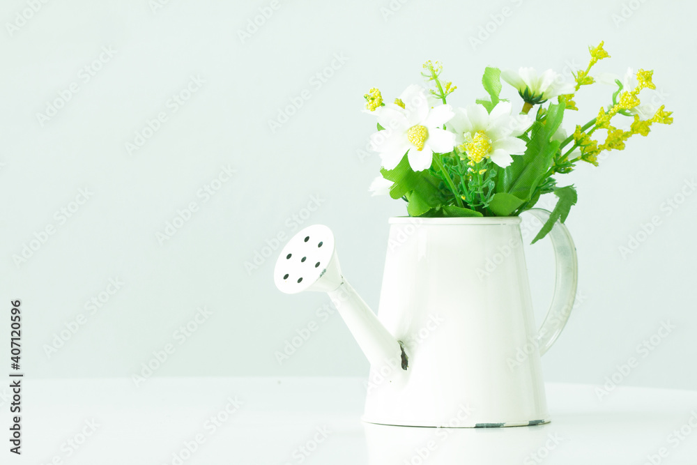 Simulated watering can decorate each other to put flowers.