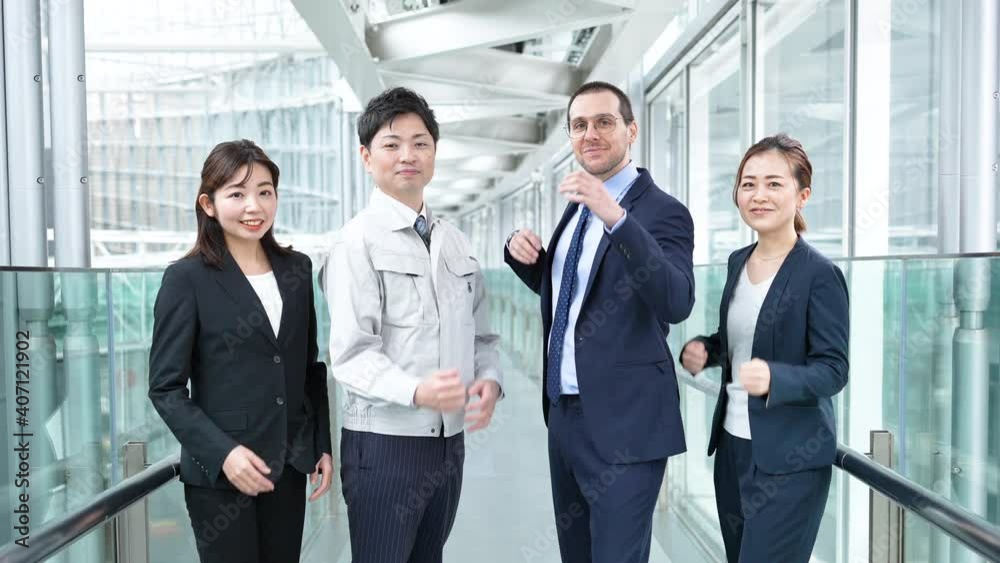 作業服姿とスーツ姿のビジネスチーム男女 作業服姿とスーツ姿のビジネスチーム男女