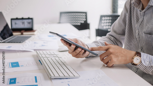 Cuadro en lienzo Business man using a touchpad to view his e-mails on his desk at the office