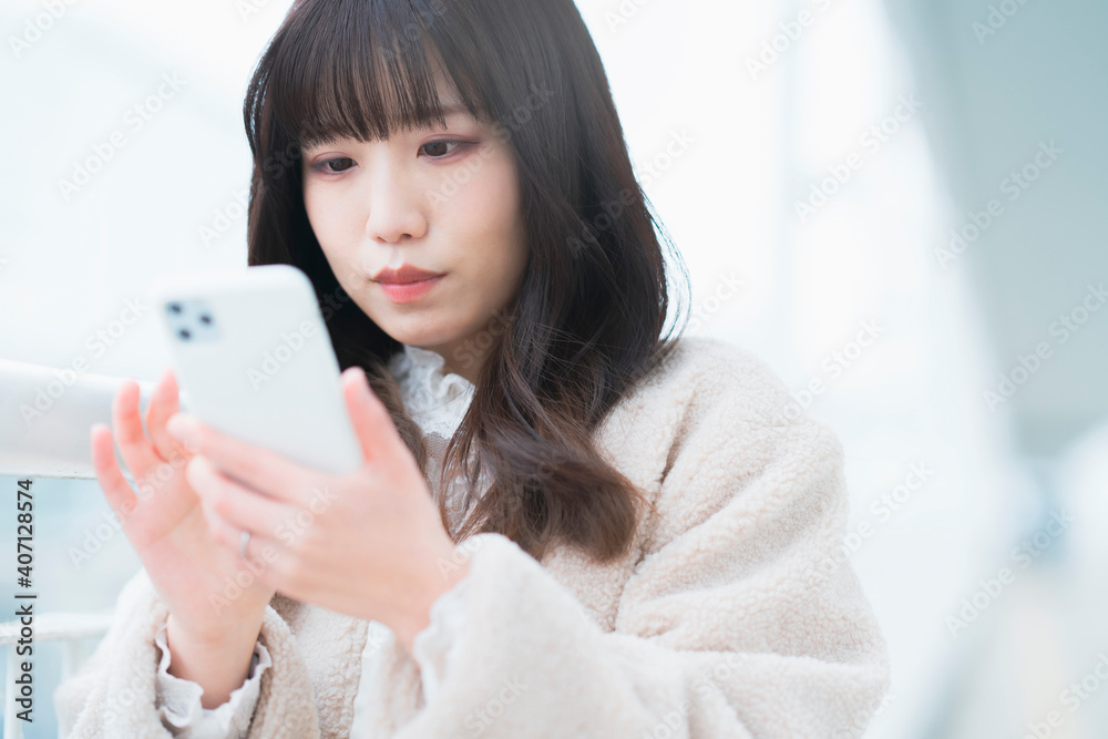 スマートフォンを操作する若い女性