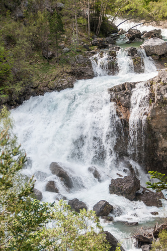 Ruta de senderismo de la cola de Caballo por el río con cascadas. Torla, parque nacional de Ordesa y Monte Perdido