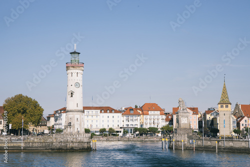 Die Hafeneinfahrt ist eine der schönsten am ganzen Bodensee. Östlich steht der Lindauer Löwe und westlich der Neue Lichtturm in Lindau am Bodensee, Baden-Württemberg, Deutschland